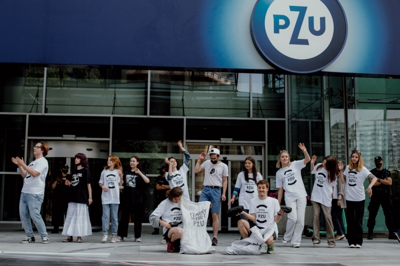 White bears and coal under PZU headquarters. Why did they protest?