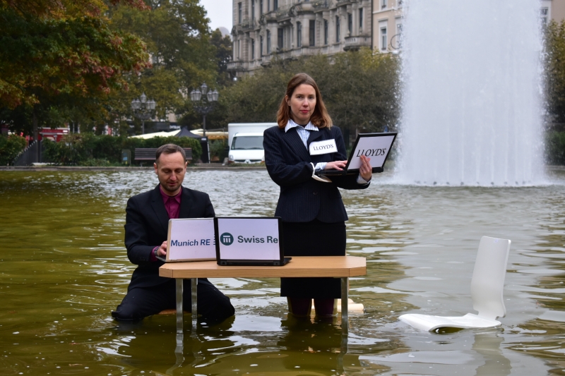 Aktywiści klimatyczni na konferencji ubezpieczeniowej w Baden-Baden wzywają do zaprzestania ubezpieczania paliw kopalnych
